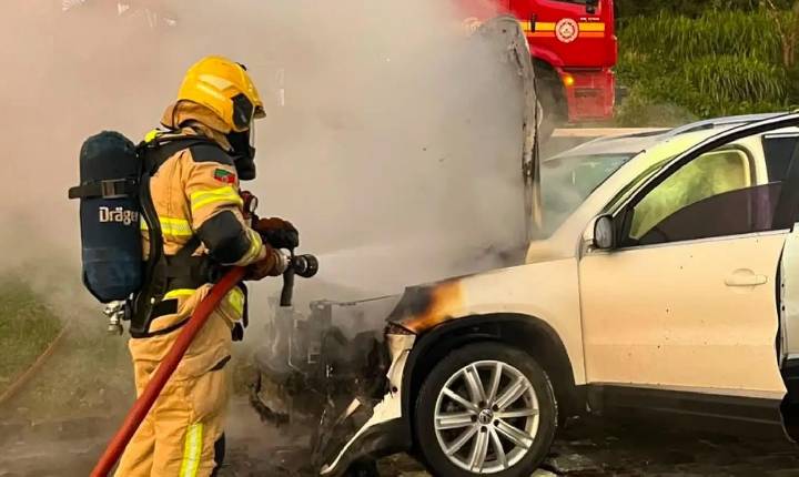 Incêndio em veículo mobiliza Bombeiros às margens da BR-470 em Bento