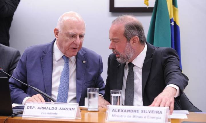 Lei do Combustível do Futuro impulsiona investimentos, avaliam debatedores