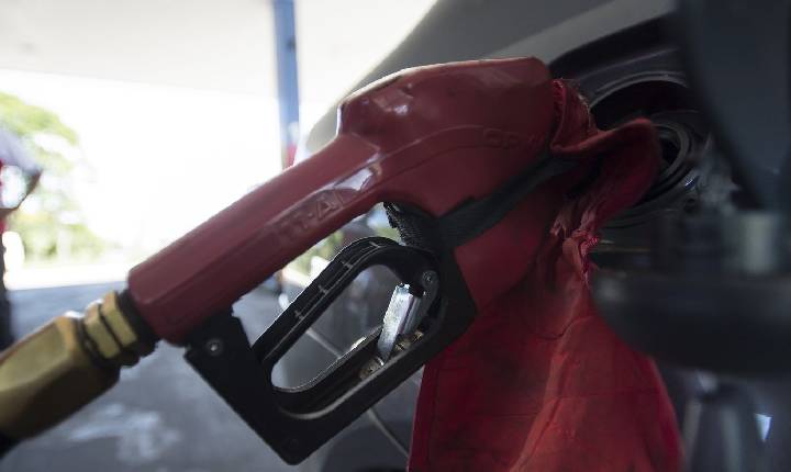 Lula zera imposto e subsidia diesel para conter alta do petróleo