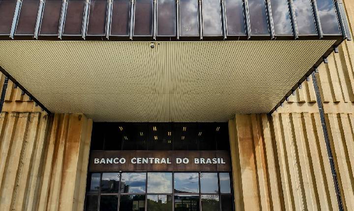Mercado eleva previsão da inflação para 5,04% este ano