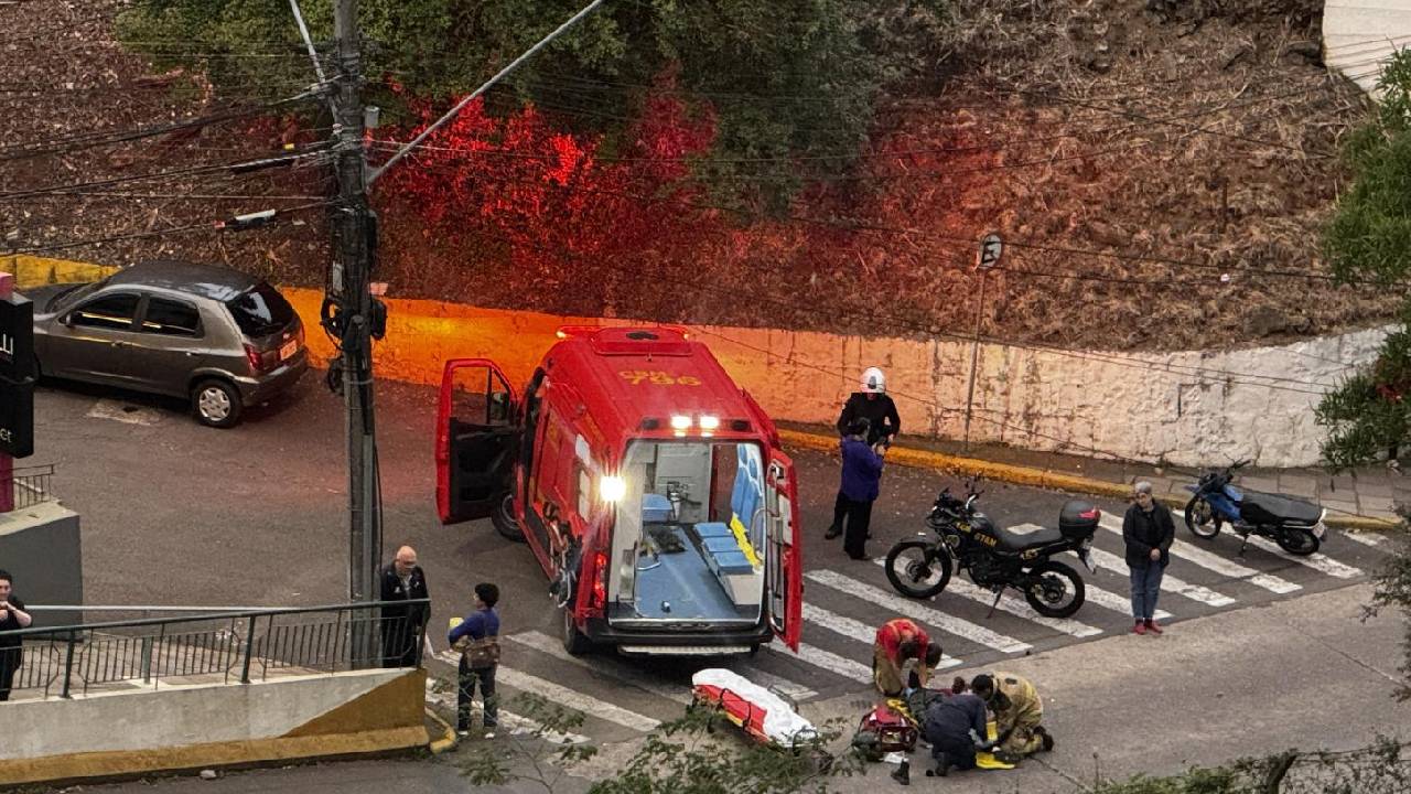 Motociclista fica ferido após colisão com carro próximo à rodoviária de Bento