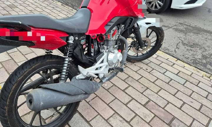 Motociclista sem CNH fica ferido em colisão com caminhonete em Bento
