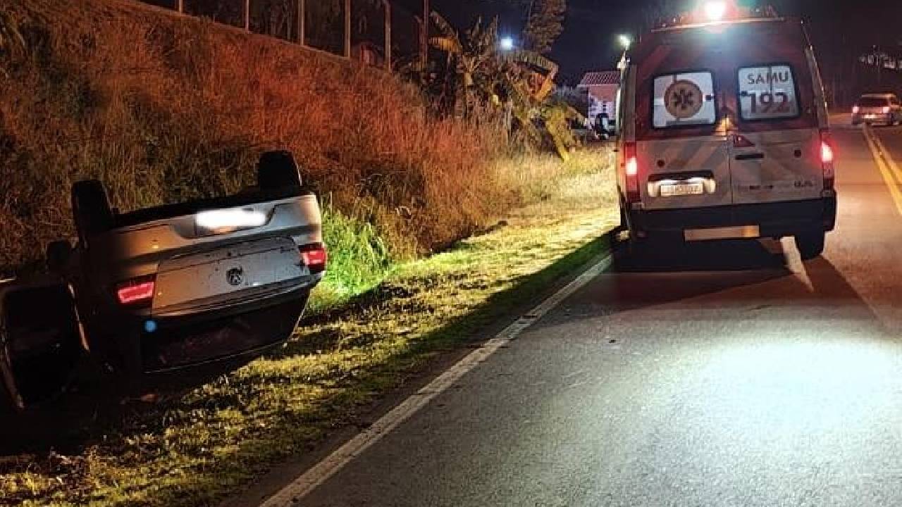 Motorista ferido após capotar carro no interior de Garibaldi