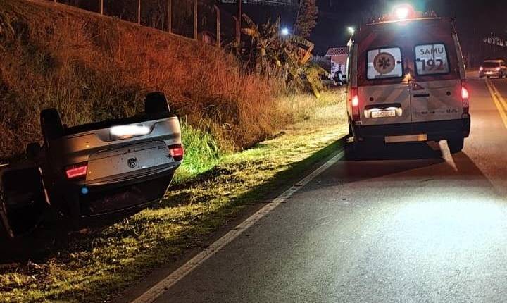 Motorista ferido após capotar carro no interior de Garibaldi