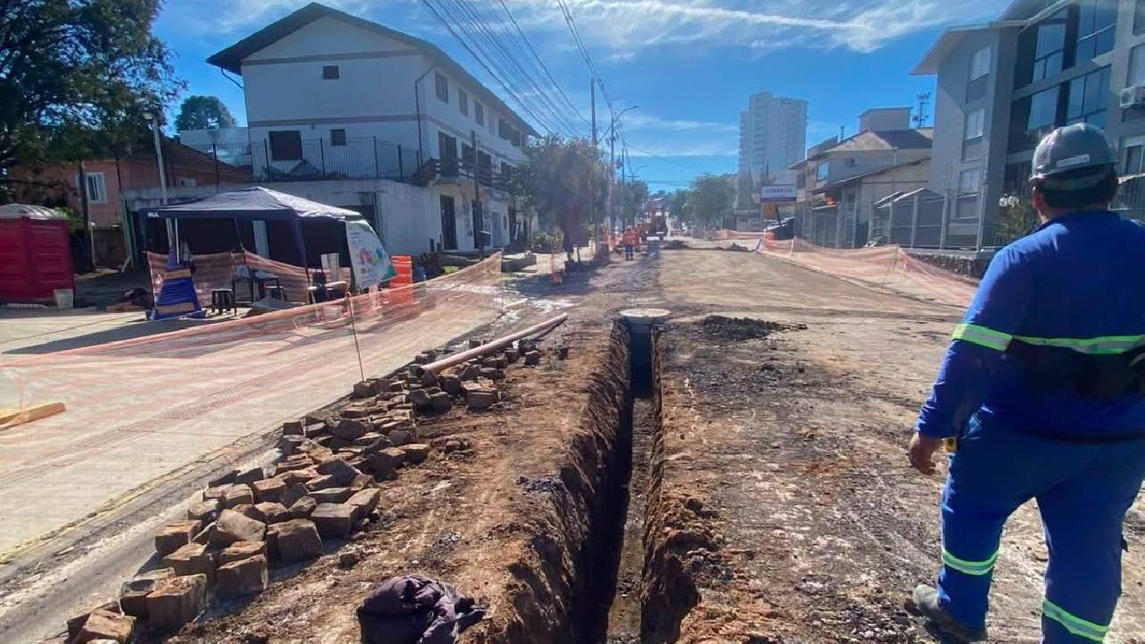Obras de esgoto são retomadas na Rua Florianópolis, em Bento