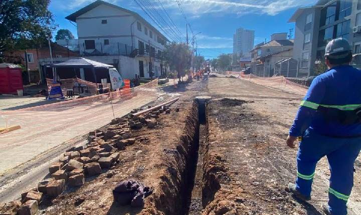 Obras de esgoto são retomadas na Rua Florianópolis, em Bento