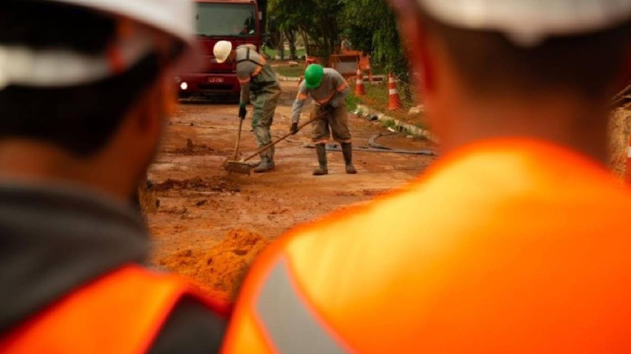 Obras de saneamento avançam na Serra com foco estratégico em Bento