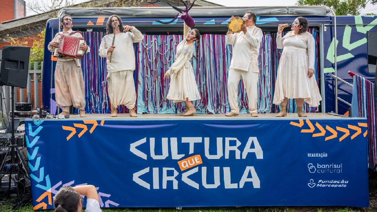 Ônibus-palco reúne atividades gratuitas de teatro, dança, música, literatura e cinema em Veranópolis
