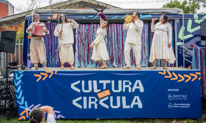 Ônibus-palco reúne atividades gratuitas de teatro, dança, música, literatura e cinema em Veranópolis