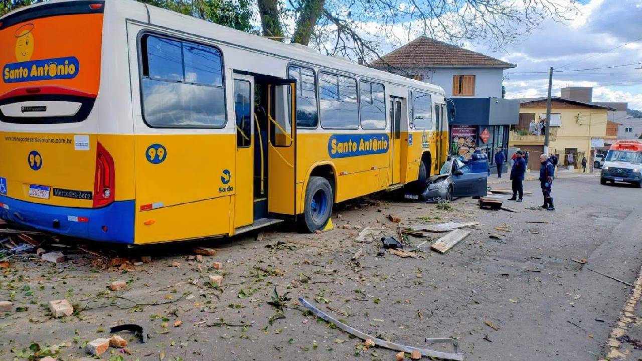 Ônibus sem motorista atinge dois veículos e deixa feridos em Bento