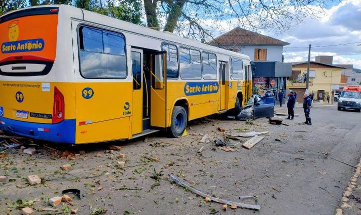 Ônibus sem motorista atinge dois veículos e deixa feridos em Bento