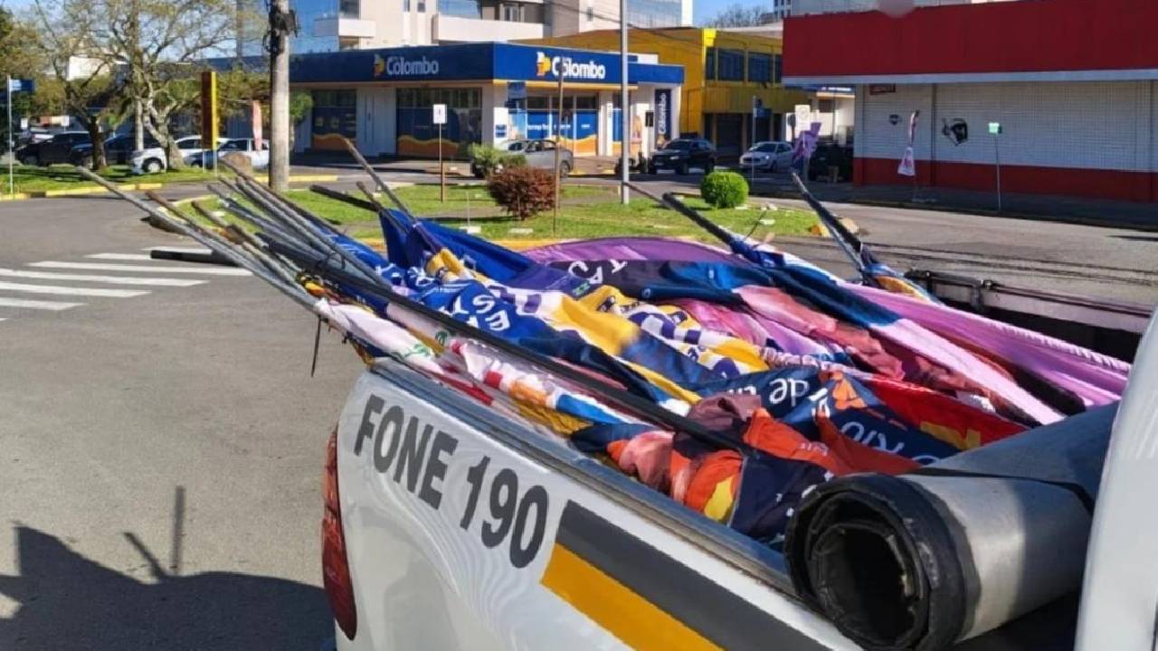 Operação em Farroupilha apreende windbanners eleitorais irregulares