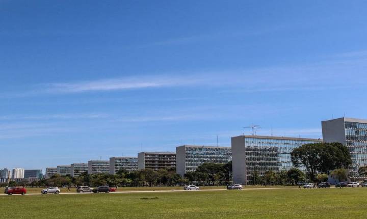 Orçamento de 2027 tem salário mínimo de R$ 1.741 e redução de despesas com pessoal