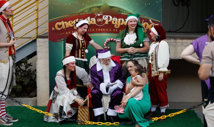 Papai Noel chega à Fantástica Fábrica de Suco Aurora para uma tarde de magia e diversão