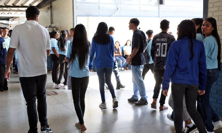 Pé-de-Meia: MEC paga incentivo para nascidos em novembro e dezembro