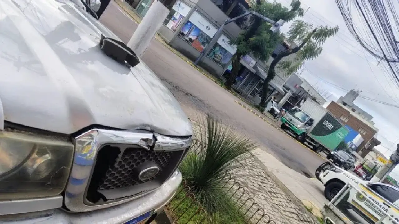 Pedestre de 48 anos fica ferido após ser atropelado por caminhonete em Bento