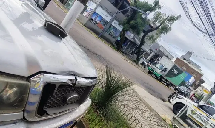Pedestre de 48 anos fica ferido após ser atropelado por caminhonete em Bento