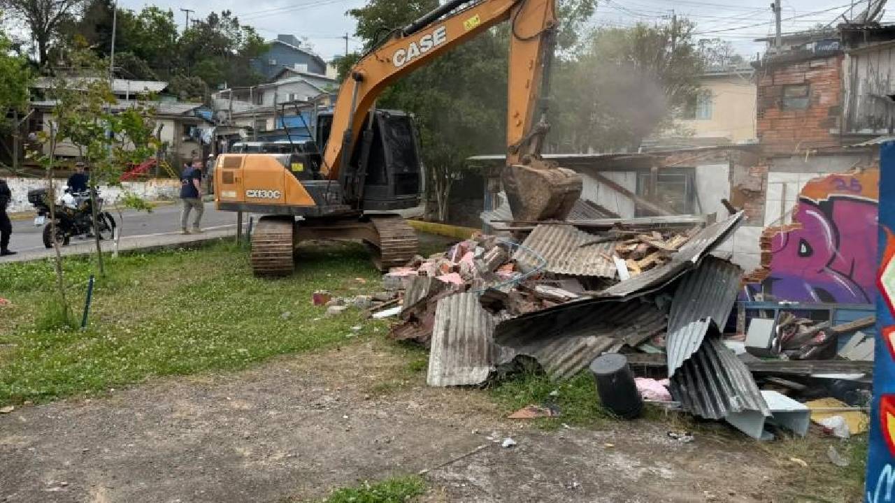 Ponto de tráfico de drogas é demolido pela Prefeitura em Bento