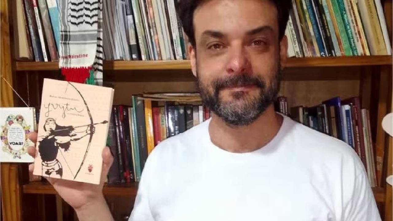Demitido por charge, professor alega perseguição e vai à Justiça em Bento