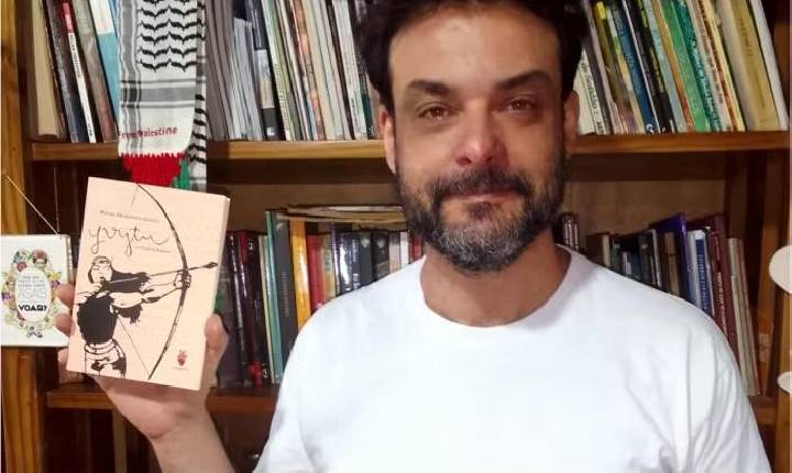 Demitido por charge, professor alega perseguição e vai à Justiça em Bento