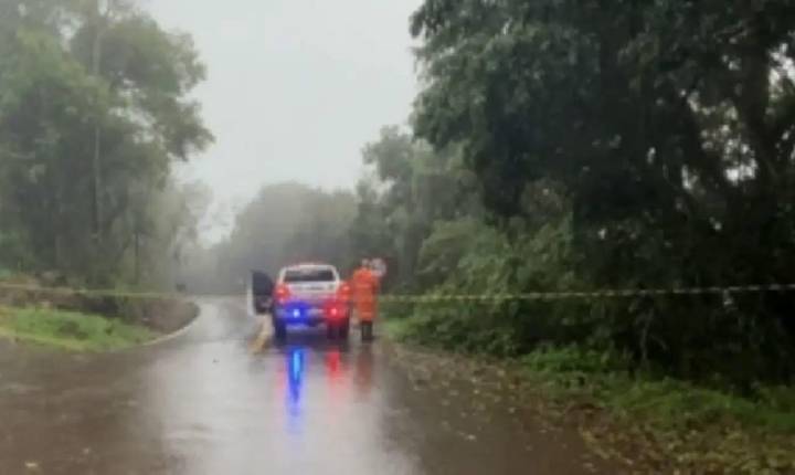Queda de pedras bloqueia estrada entre Linhas Ferri e Demari em Bento