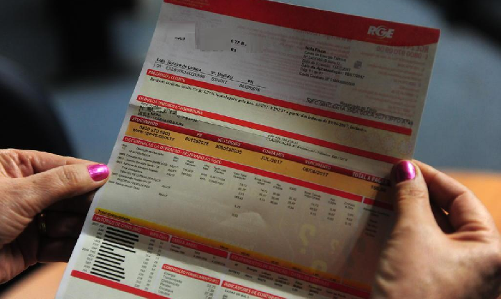 RGE adia e parcela conta de luz de 740 mil gaúchos