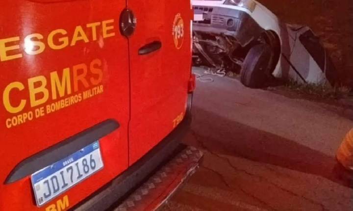 Veículo cai em bueiro após saída de pista no bairro Barracão, em Bento