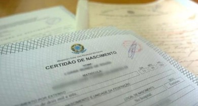 Quase 500 crianças são registradas por dia sem o nome do pai no Brasil