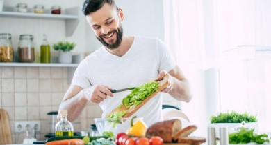 Homens na cozinha: chef dá dicas para iniciantes na culinária