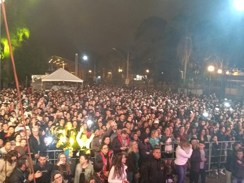 Show Nacional leva 20 mil pessoas à rua coberta para celebrar a Música  em Bento