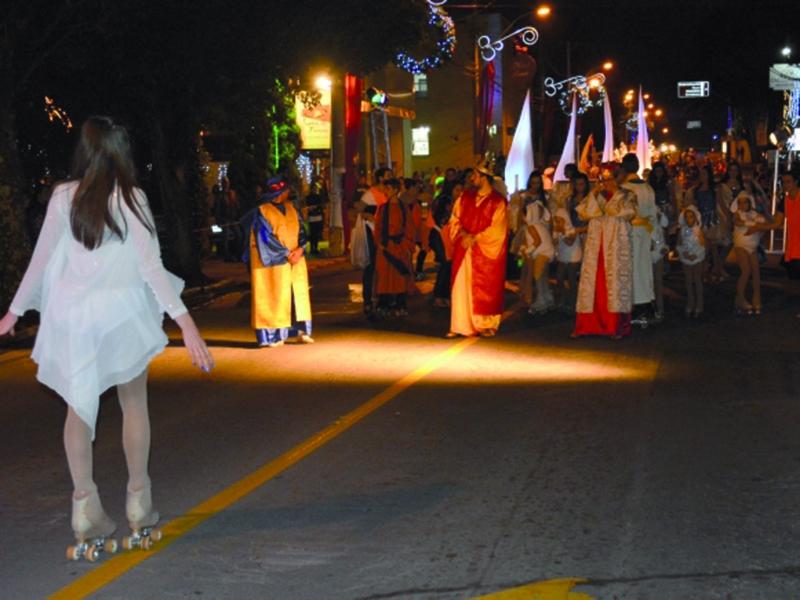 4ª edição do desfile cênico e alegórico buon natale é atração nesta segunda-feira em Bento