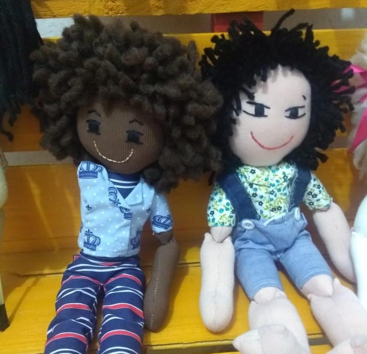 Menina de 10 anos faz bonecas inclusivas