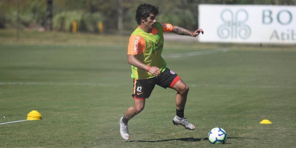 Com saída de Iago, laterais Erik e Leonardo buscam espaço no grupo do Inter