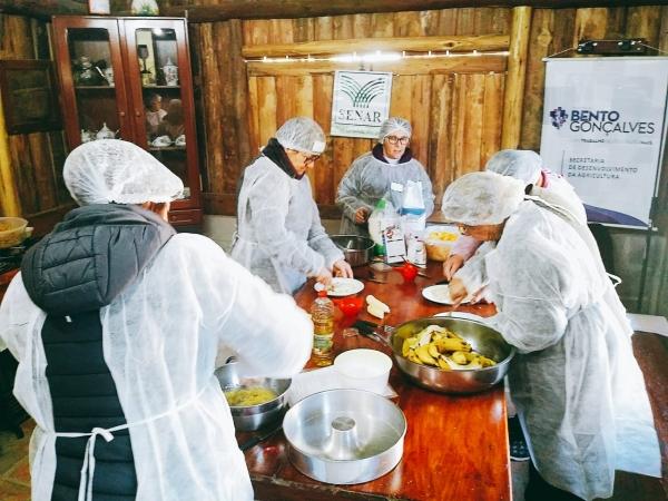 Curso de aproveitamento integral de alimentos forma nova turma em São Pedro, interior de Bento