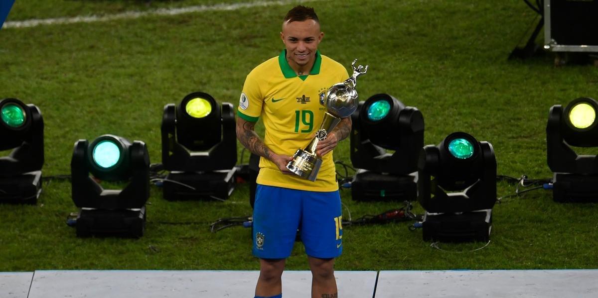 Everton se reapresenta para retomar trabalhos no Grêmio