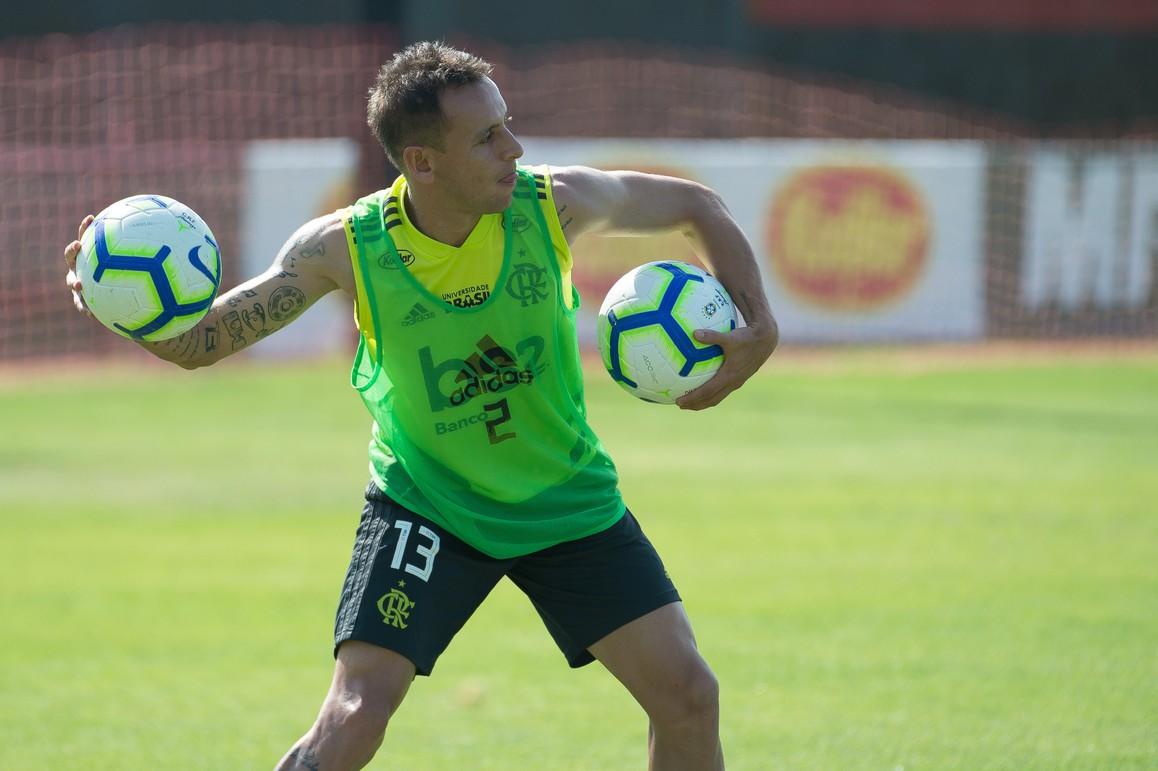 Rafinha é regularizado e fica à disposição de Jesus para o duelo do Flamengo com Athletico-PR