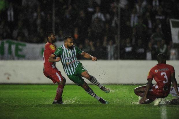 A um ponto da vaga, atacante do Juventude analisa confronto direto pela classificação