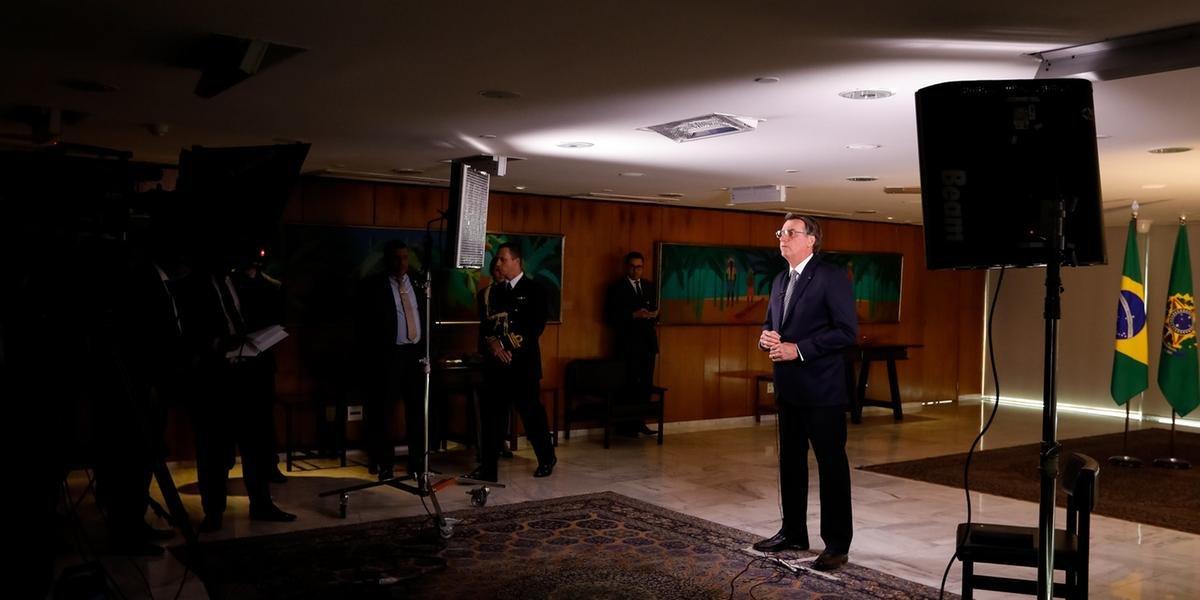 Bolsonaro anuncia ações e credita queimadas a clima quente