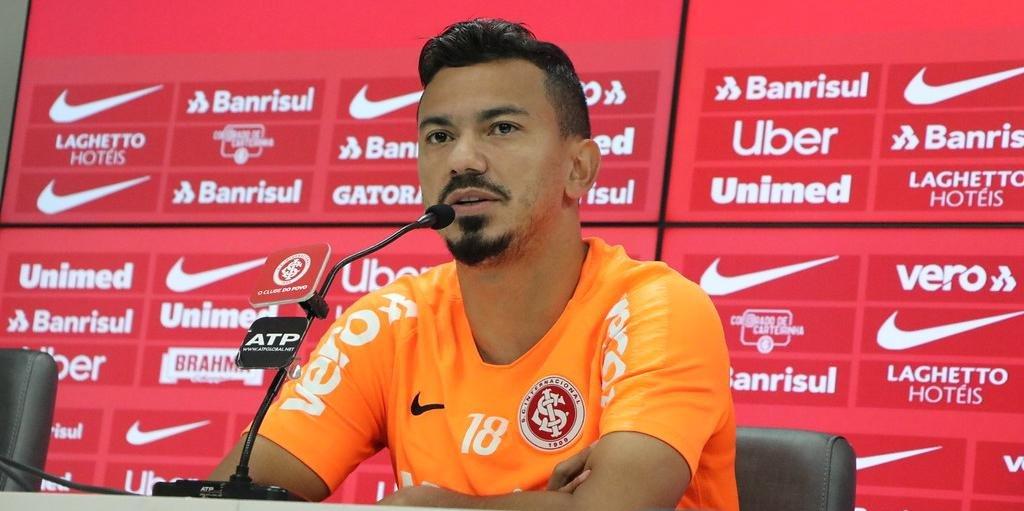 Lindoso admite que tornozelo incha, mas garante que entrará em campo 100%