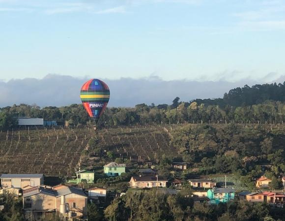 Balões pintam o céu e encantam bento-gonçalvenses durante Festival de Balonismo