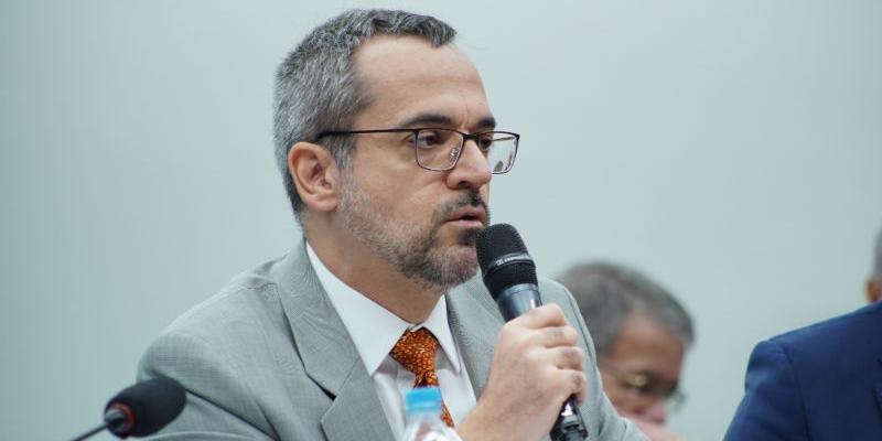 Enem terá como foco conhecimentos objetivos, diz ministro da Educação