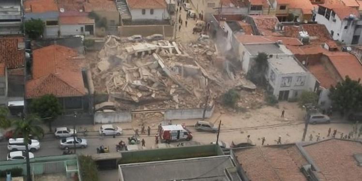 Desabamento de prédio residencial deixa ao menos um morto em Fortaleza