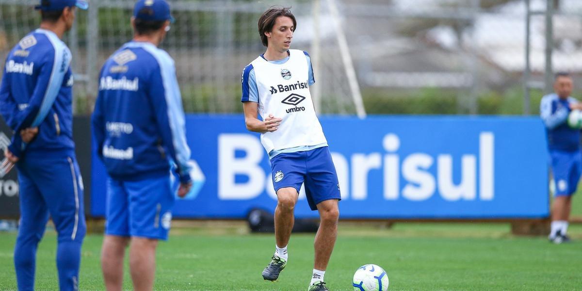Geromel realiza primeiro treino com bola no Grêmio após lesão