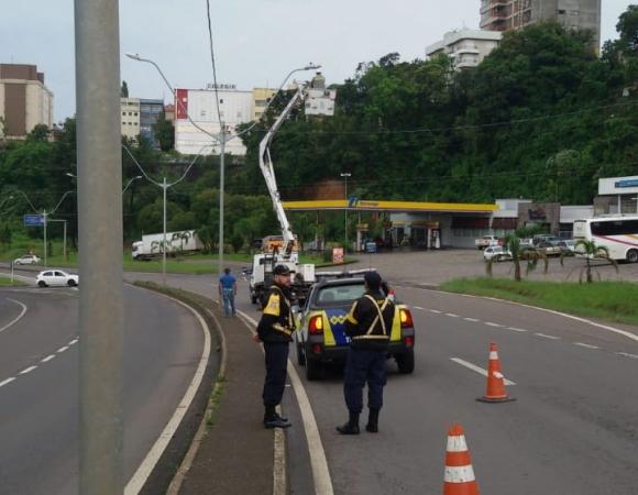 Mobilidade Urbana de Bento atua em reparos na iluminação pública da BR-470