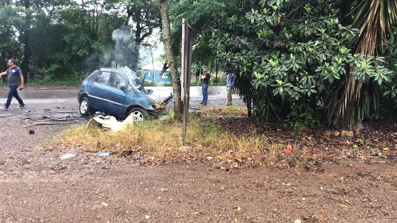 Acidente entre carro e caminhão deixa motorista morto na BR-470