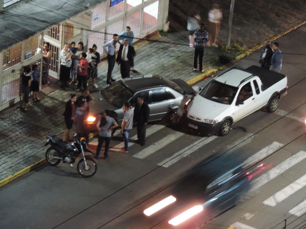 Acidente entre dois carros deixa condutor ferido em Bento