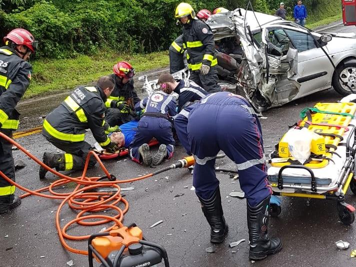 Acidente na BR-470 em Bento Gonçalves deixa duas pessoas feridas