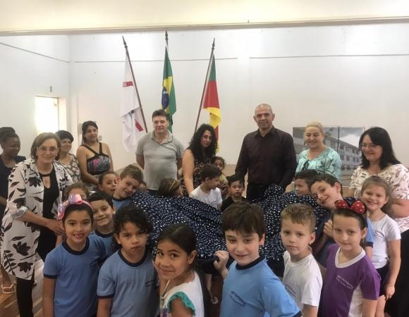 Alunos da escola Liete Tesser Pozza confeccionam cobertor para doação em Bento