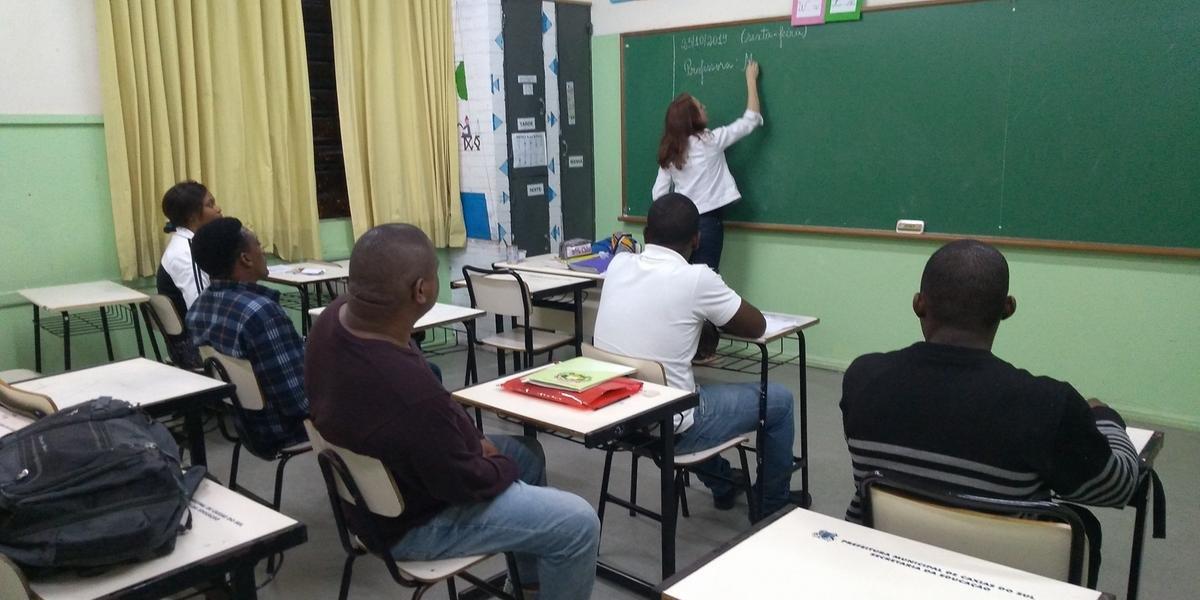 Escola de Caxias oferece aulas de português para imigrantes e refugiados