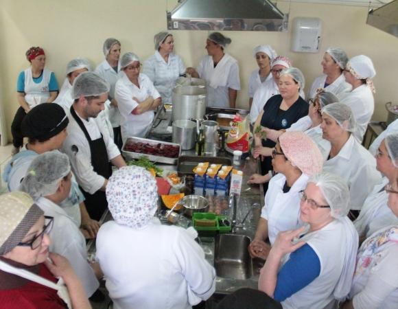Merendeiras da rede municipal de ensino de Bento recebem homenagem pelo seu dia